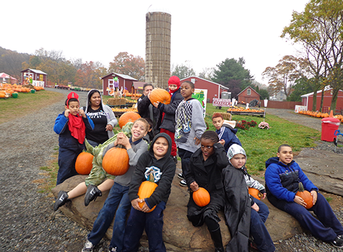 School group at a pumpkin-picking field trip at Hellerick's Family Farm